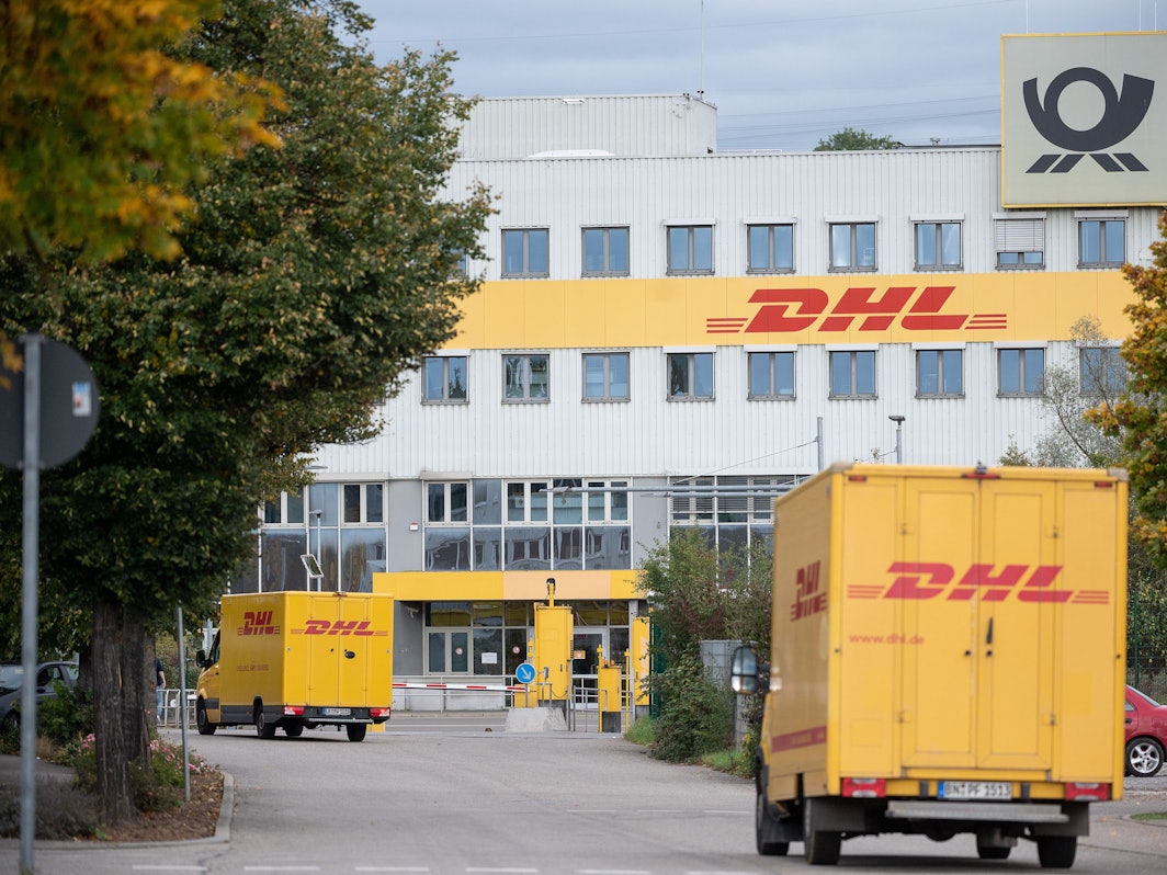 DHL-Lastwagen fahren auf ein DHL-Frachtzentrum zu. Foto vom 8. Oktober 2020.