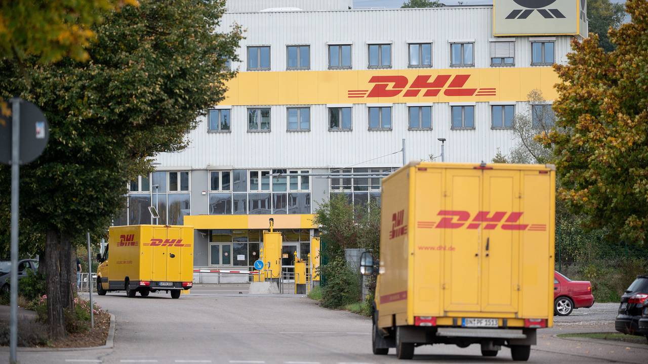 DHL-Lastwagen fahren auf ein DHL-Frachtzentrum zu. Foto vom 8. Oktober 2020.
