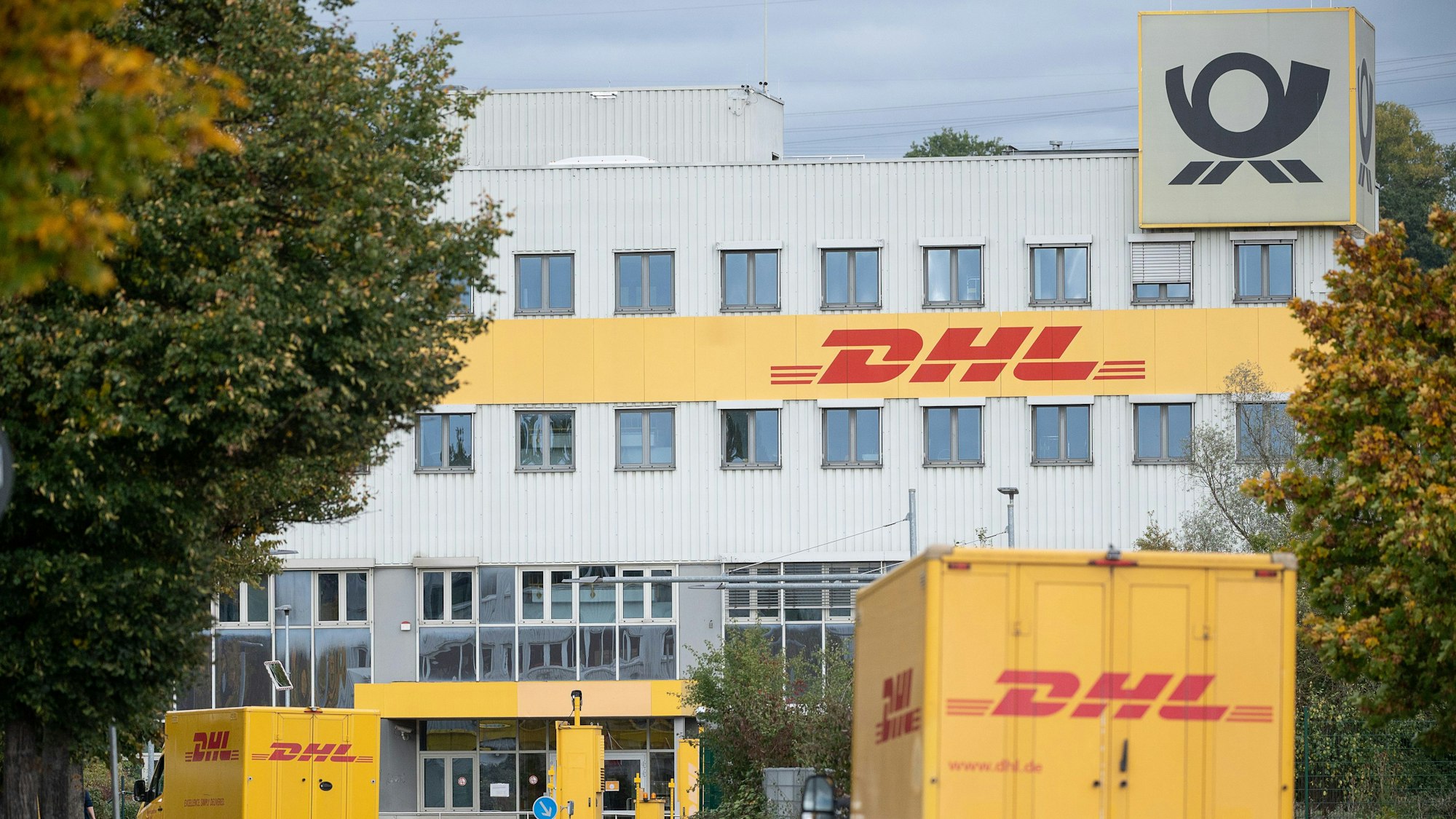DHL-Lastwagen fahren auf ein DHL-Frachtzentrum zu. Foto vom 8. Oktober 2020.