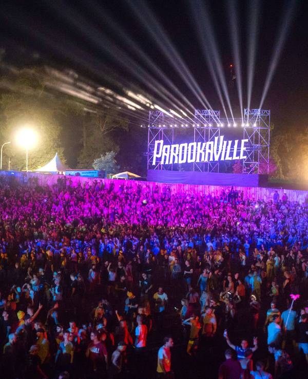 Besucher feiern auf dem Musikfestival Parookaville.