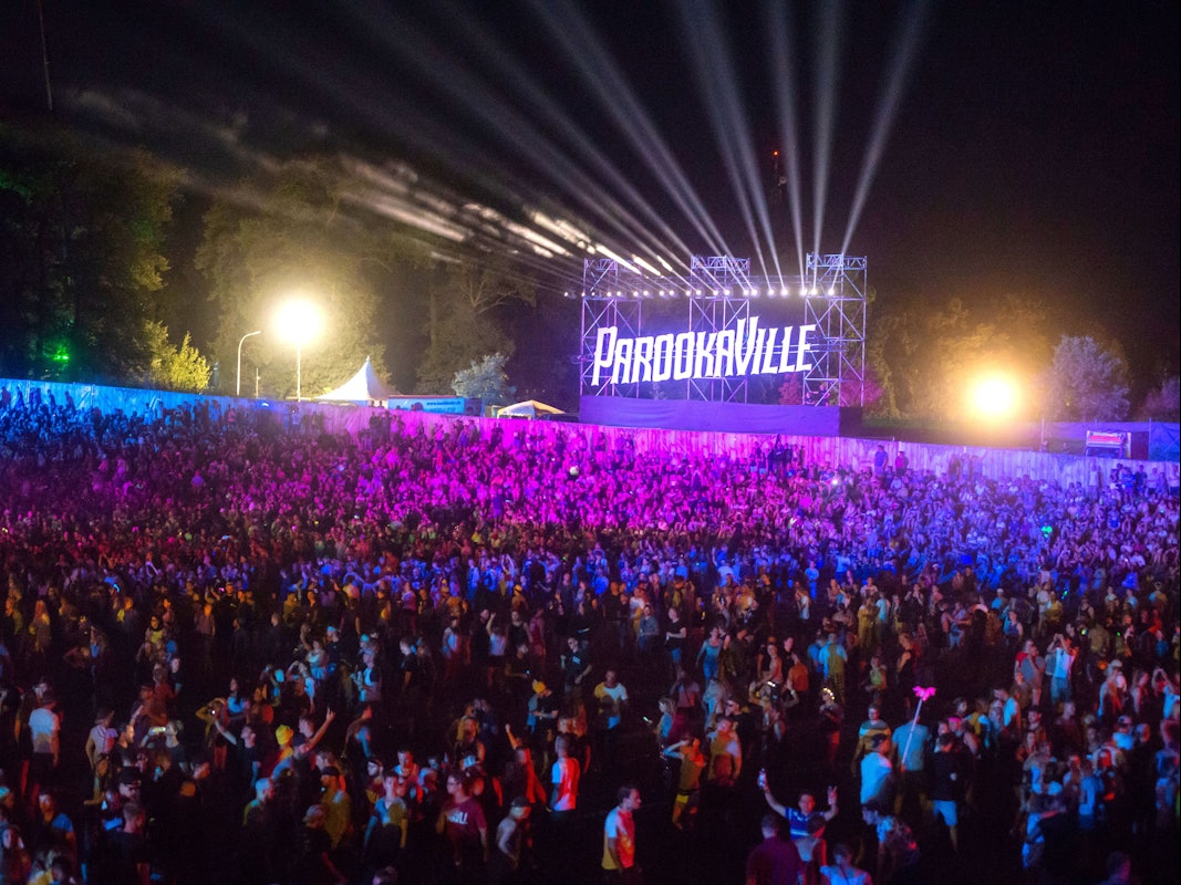 Besucher feiern auf dem Musikfestival Parookaville.