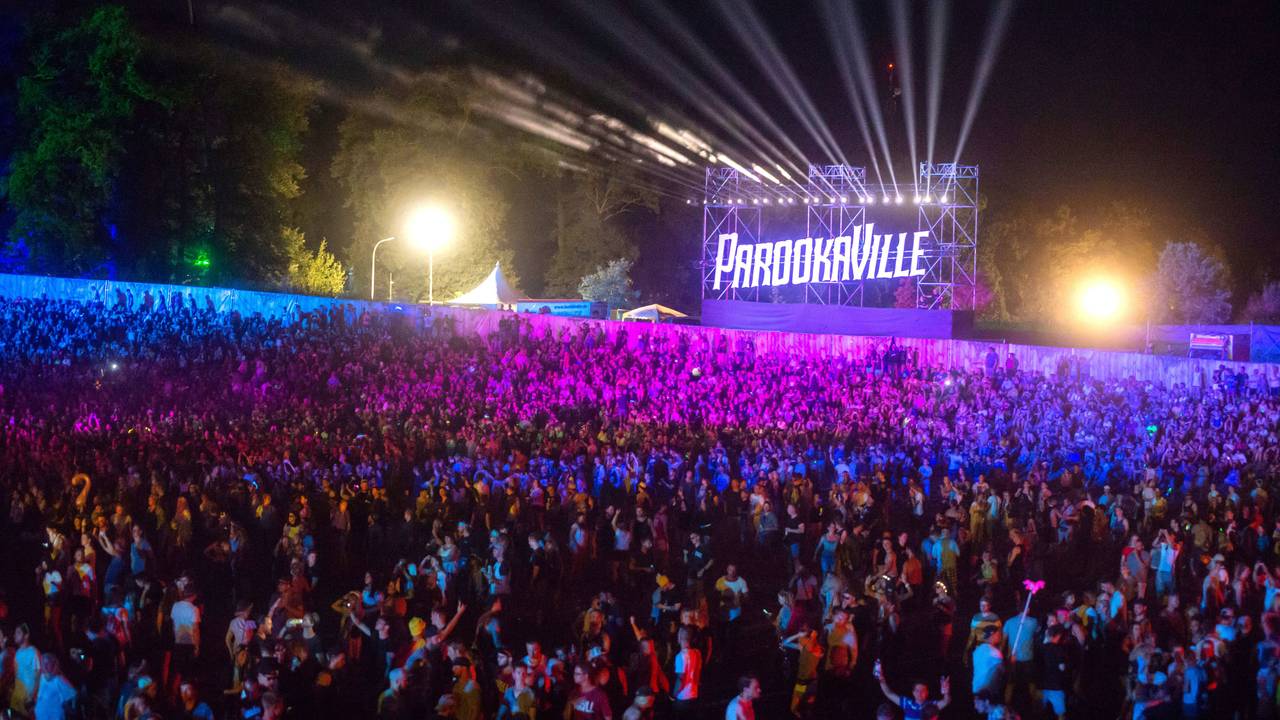 Besucher feiern auf dem Musikfestival Parookaville.