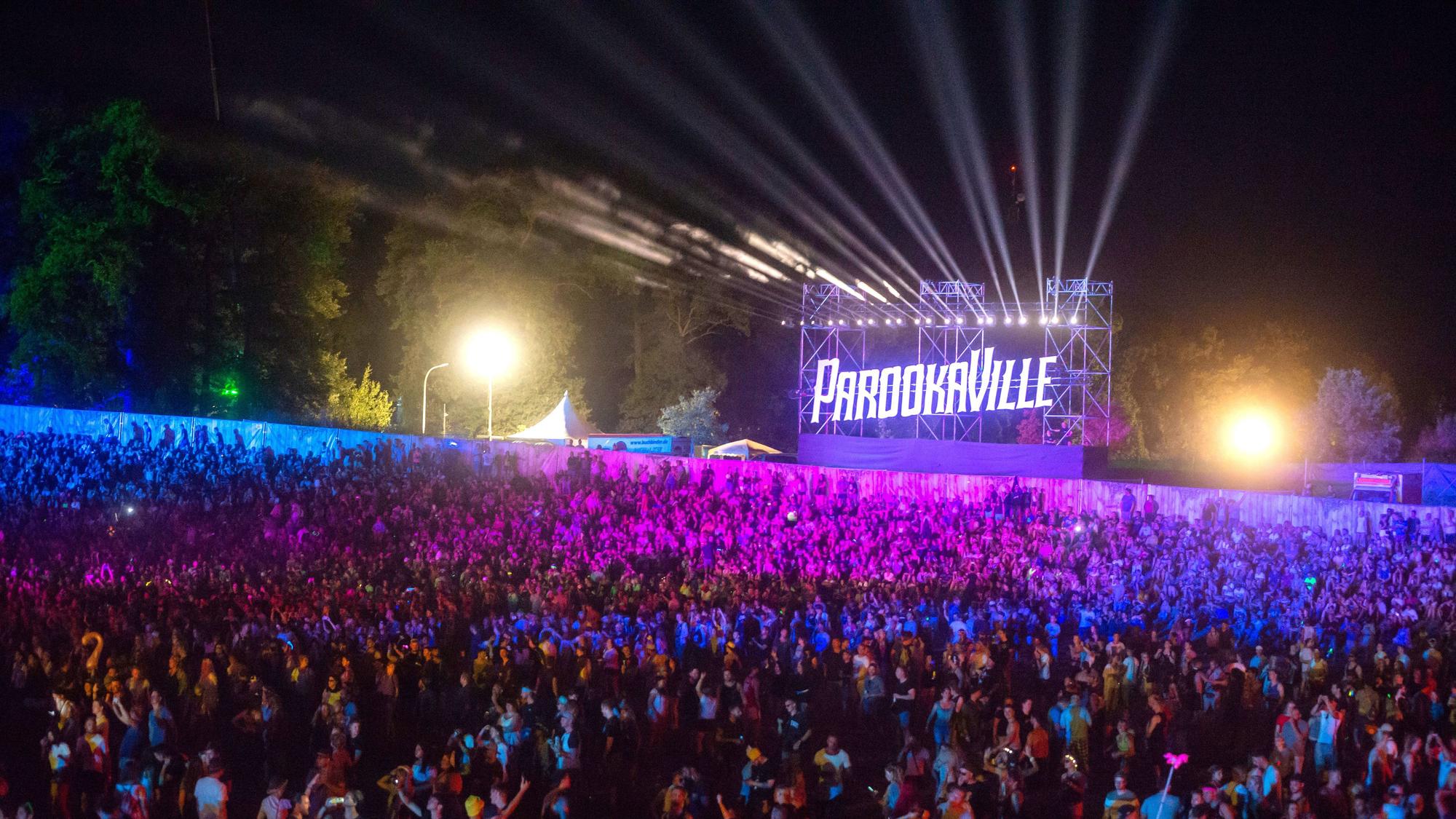 Besucher feiern auf dem Musikfestival Parookaville.