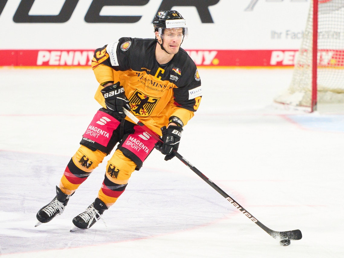 Moritz Müller im Nationaltrikot auf dem Eis.