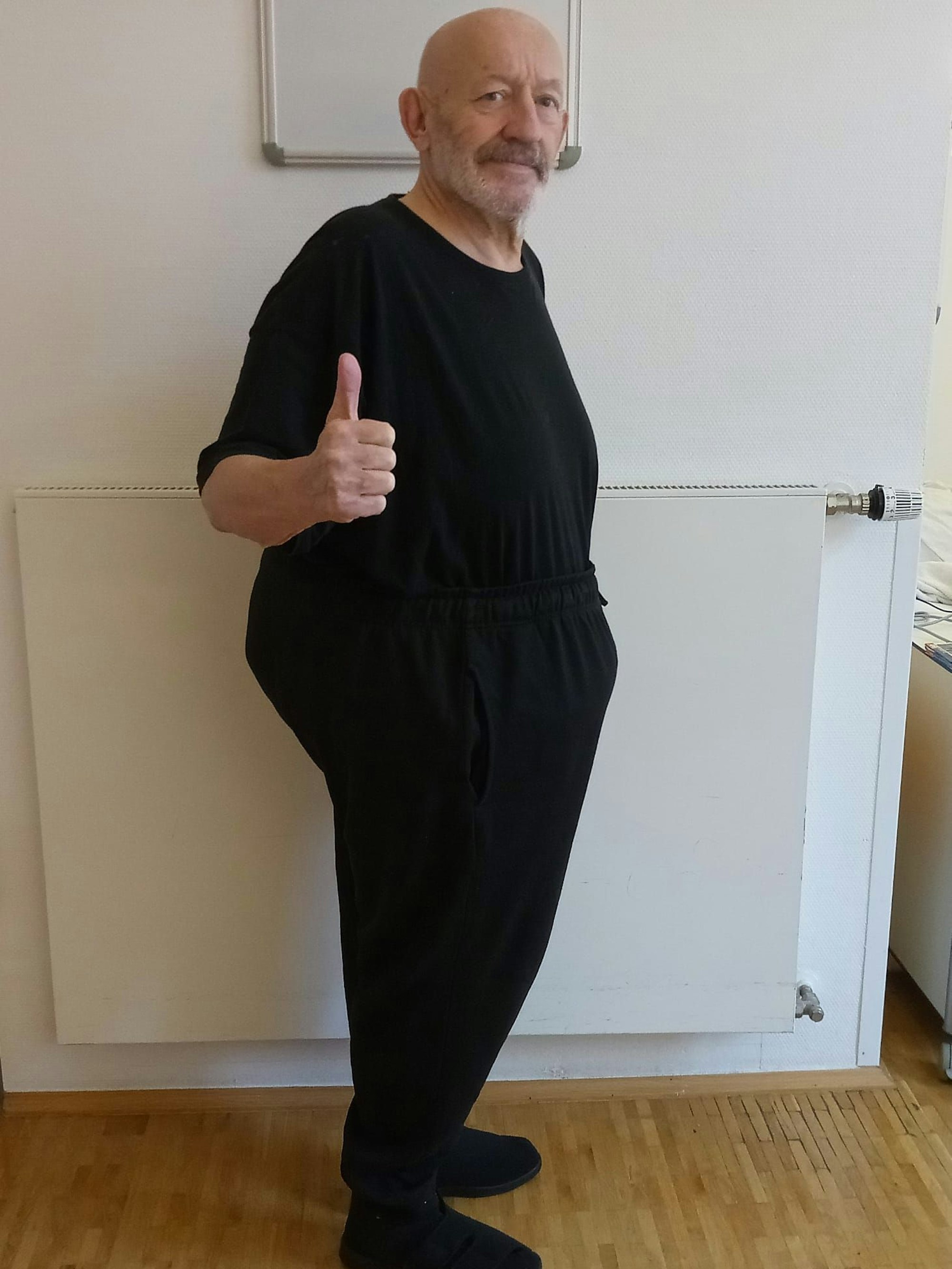 Jürgen Zeltinger hat abgenommen und steht vor einer Wand in seiner Wohnung.