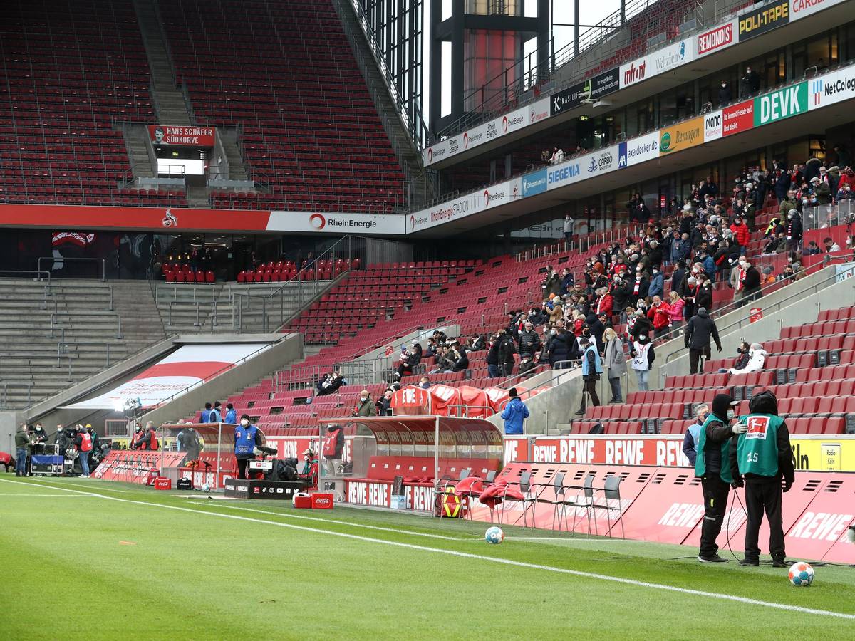 Fans des 1. FC Köln im zu weiten Teilen leeren Rhein-Energie-Stadion