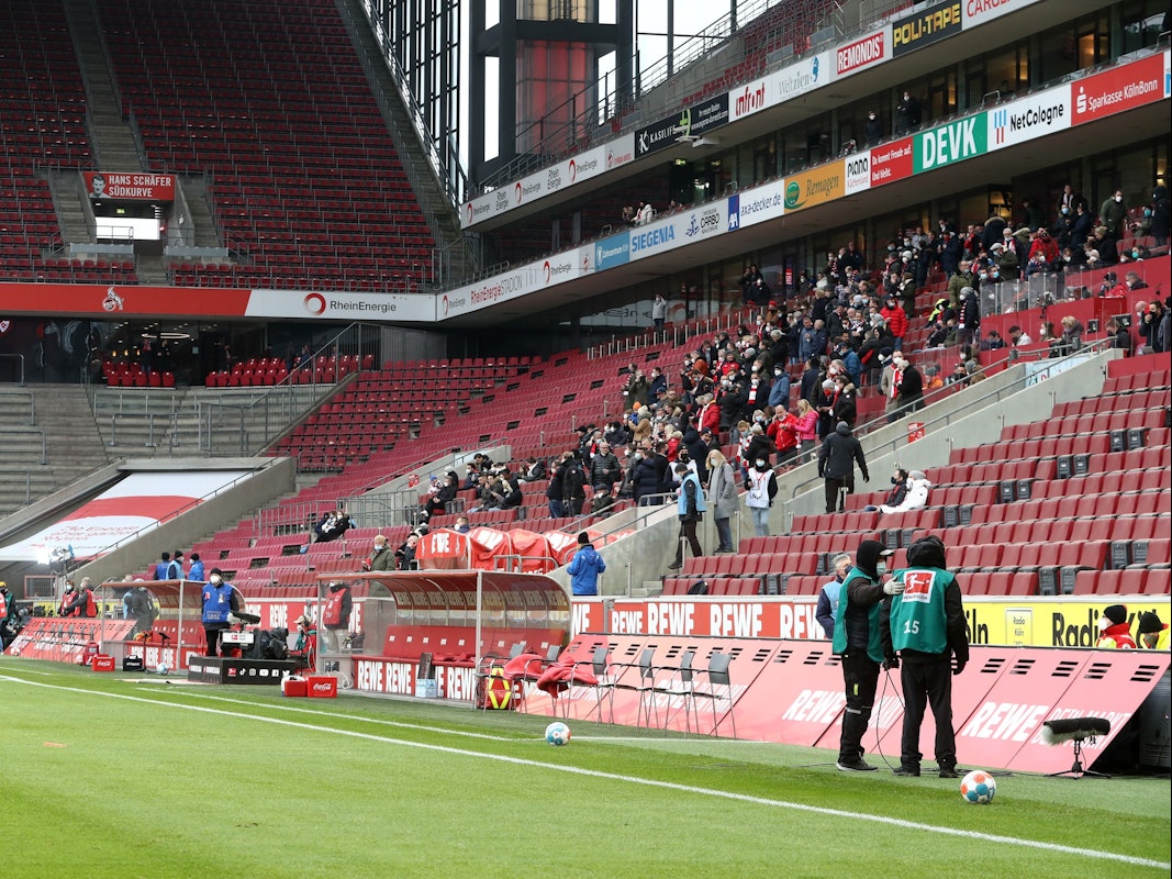 Fans des 1. FC Köln im zu weiten Teilen leeren Rhein-Energie-Stadion
