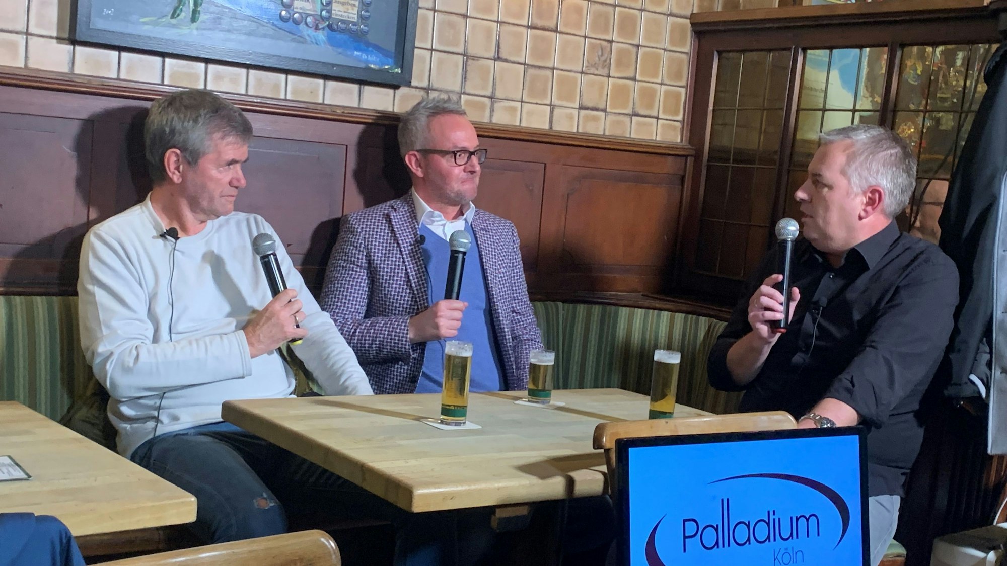 Ex-FC-Trainer Friedhelm Funkel, Kölns scheidender Geschäftsführer Alexander Wehrle und EXPRESS.de-Sportchef Marcel Schwamborn (v.l.) im Gespräch