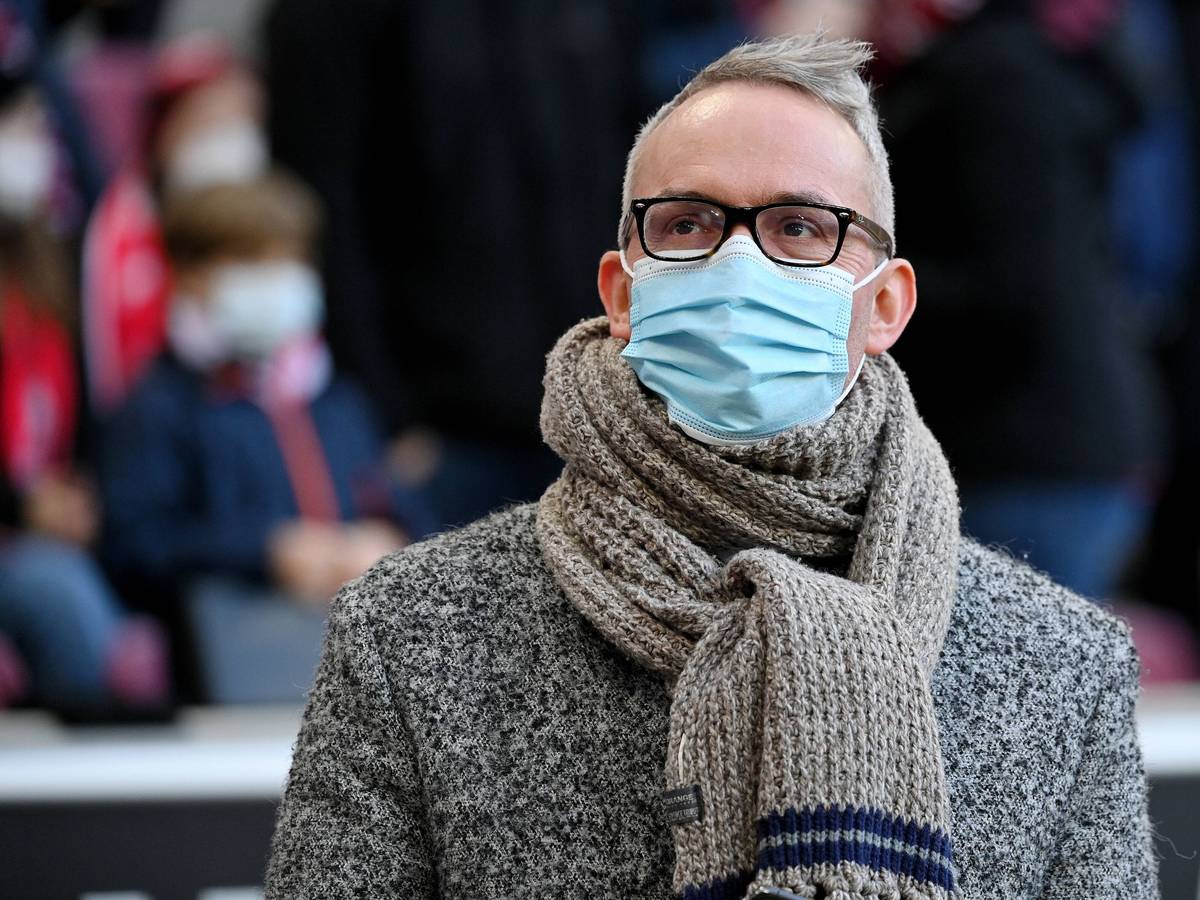 Alexander Wehrle steht mit Maske auf der Tribüne