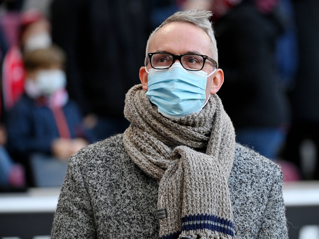 Alexander Wehrle steht mit Maske auf der Tribüne