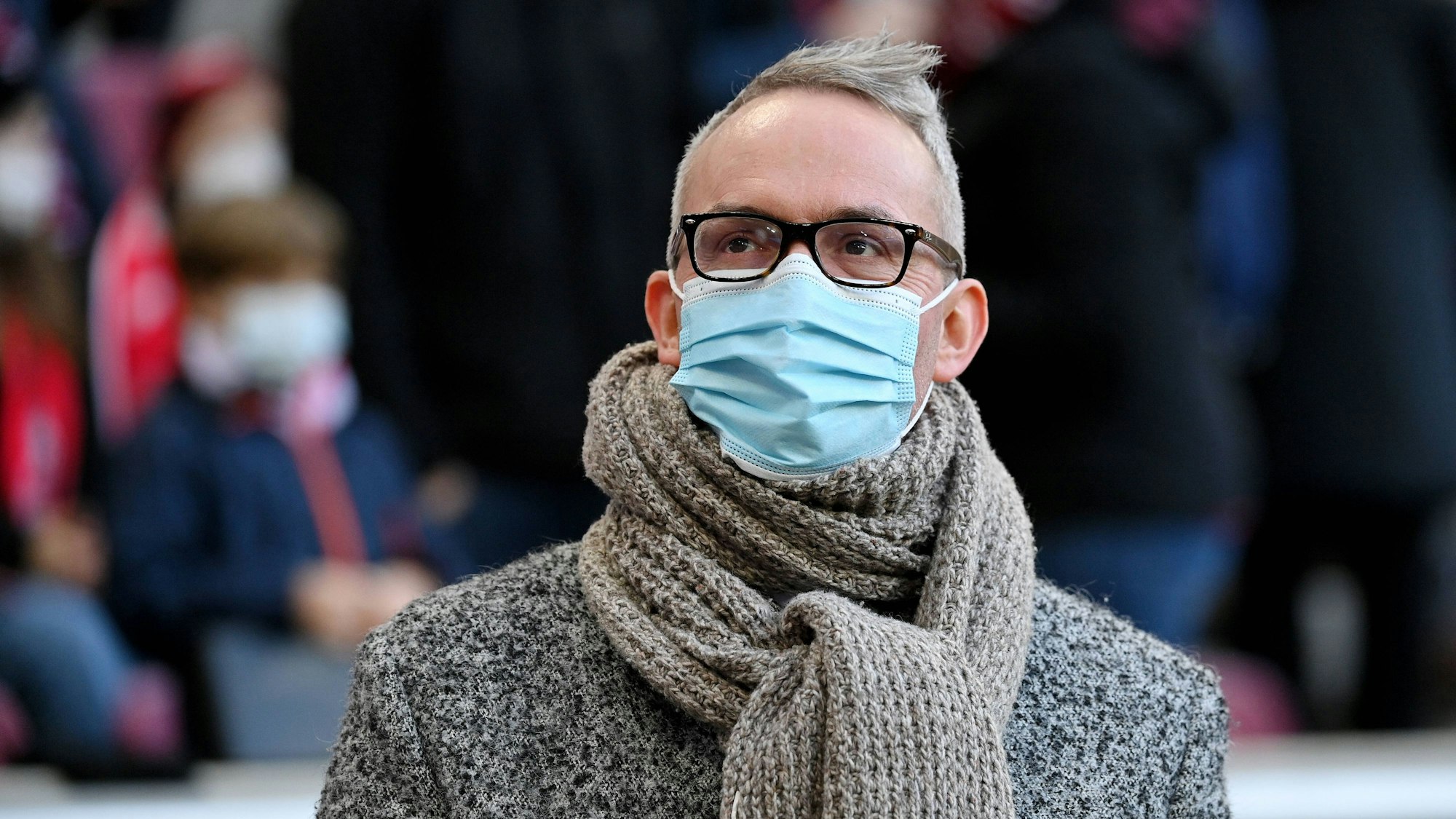 Alexander Wehrle steht mit Maske auf der Tribüne
