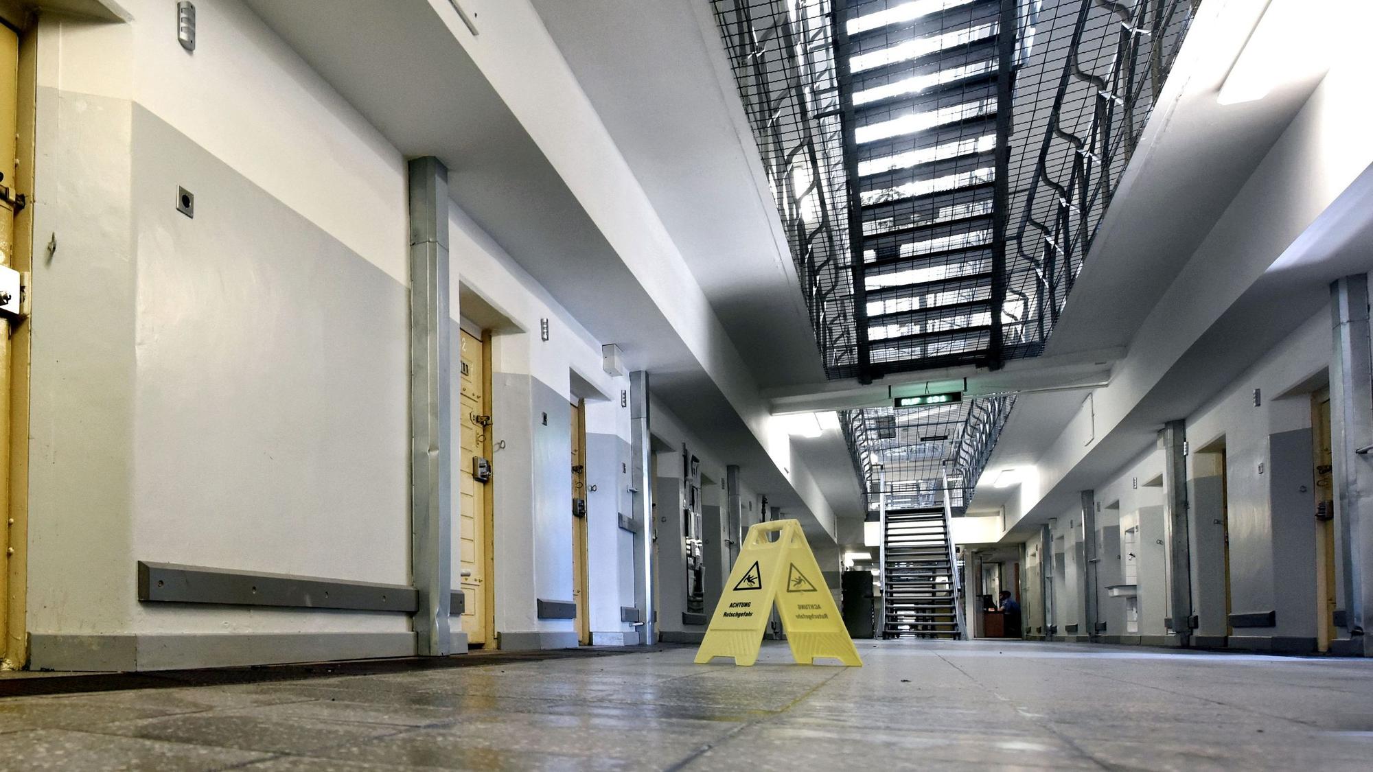 Die Tür zur Zelle 143 in der Klever Justizvollzugsanstalt.