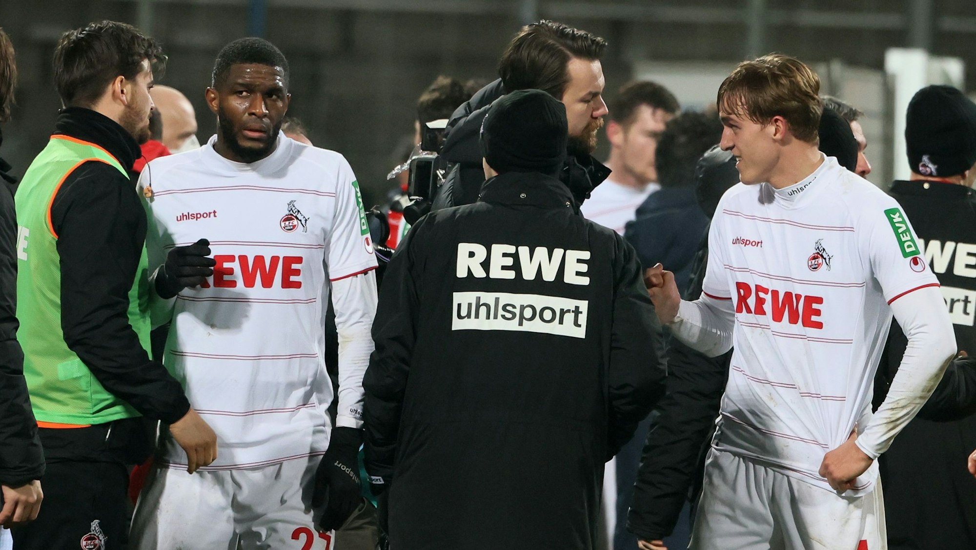Die Spieler des 1. FC Köln nach dem Schlusspfiff in Bochum auf dem Rasen.