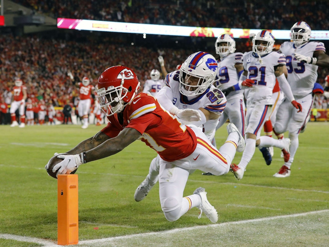 Mecole Hardmann erzielt einen Touchdown.