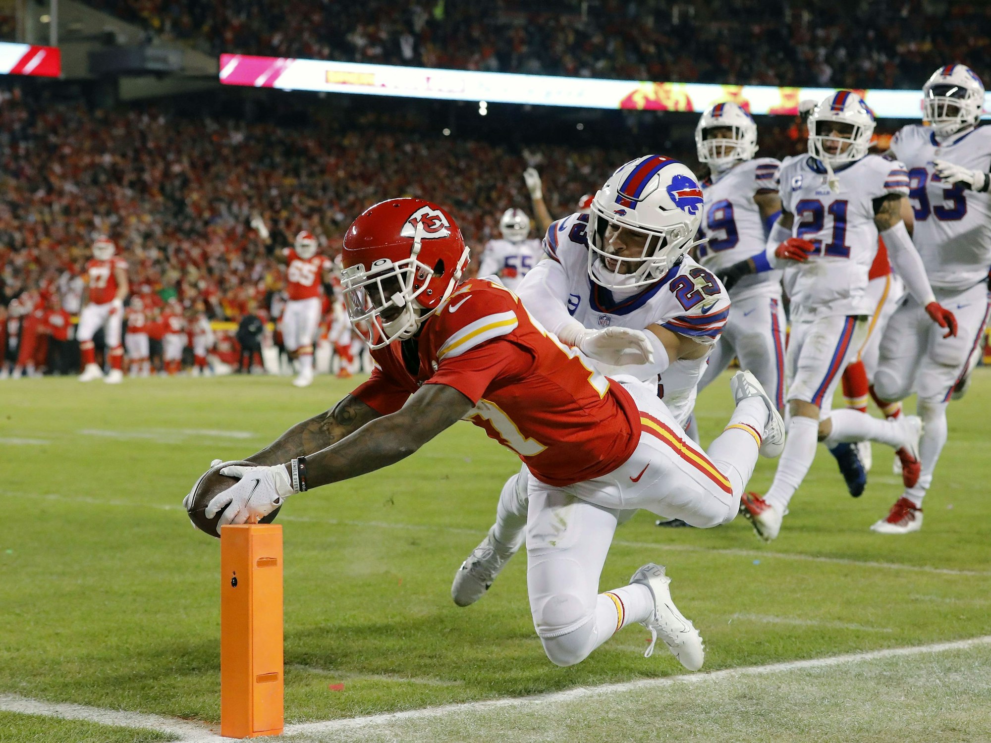 Mecole Hardmann erzielt einen Touchdown.