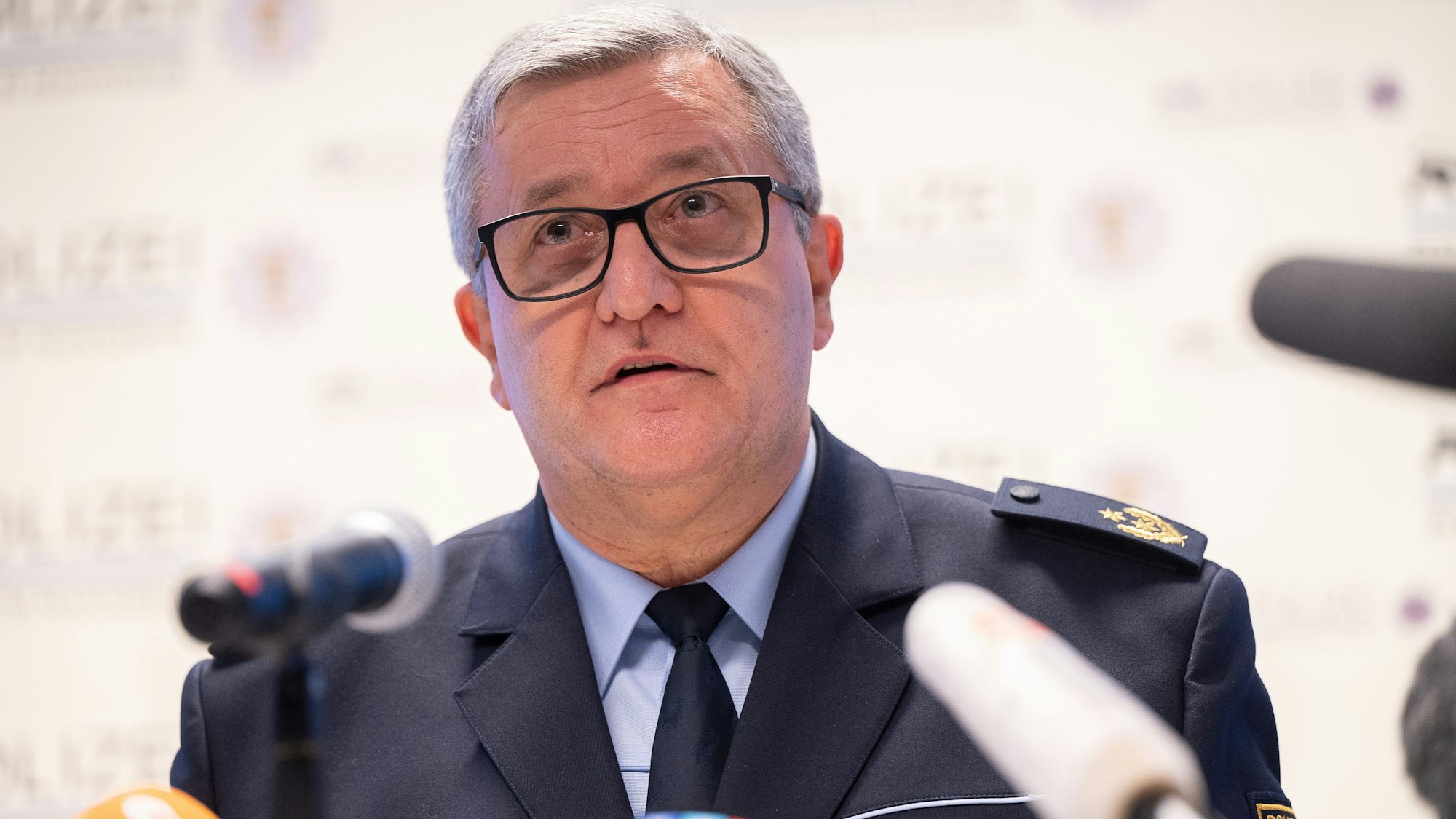Siegfried Kollmar, Polizeipräsident des Polizeipräsidiums Mannheim, spricht während einer Pressekonferenz zum Amok-Lauf in Heidelberg.