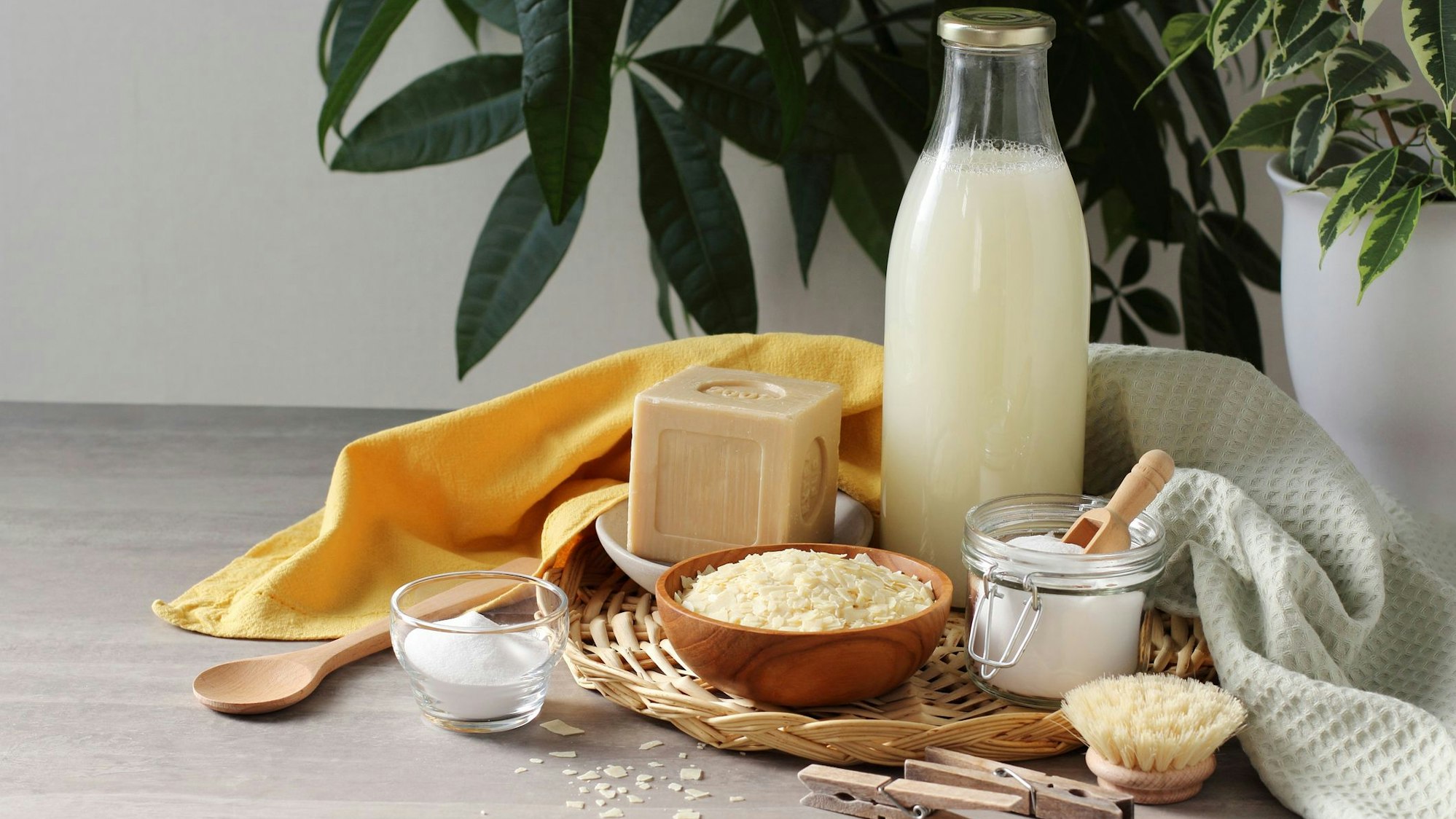 Mit nur wenigen Zutaten Waschmittel selber machen.