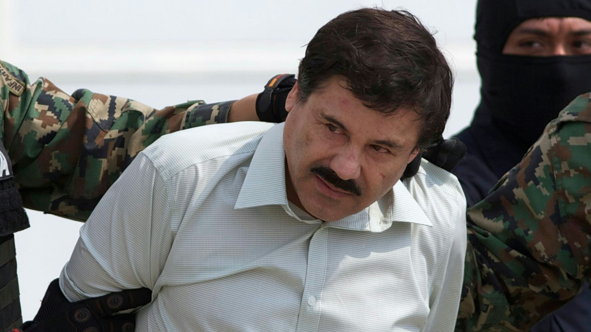 Der mexikanische Drogenboss Joaquin "El Chapo" Guzman wird nach seiner Gefangennahme zu einem Hubschrauber geführt.