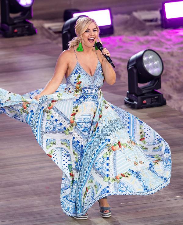 Beatrice Egli singt bei der großen Schlagerstrandparty zum 40. Geburtstag von Florian Silbereisen.
