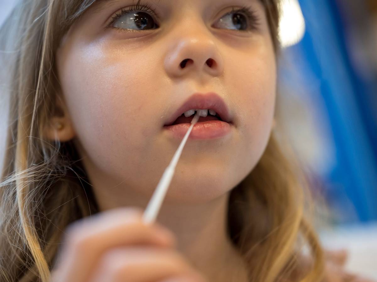 Ein Mädchen in einer Kindertagesstätte macht zusammen mit den anderen Kindern am Vormittag eine Corona-Pooltestung (Lollitest).