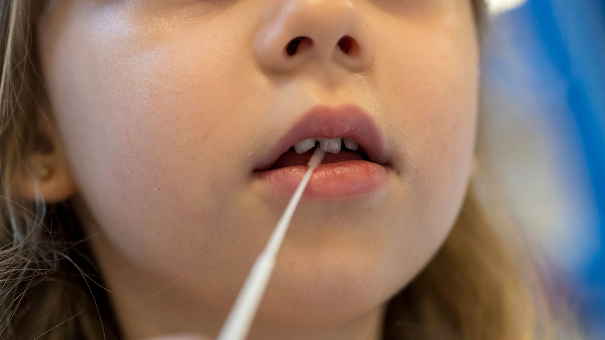 Ein Mädchen in einer Kindertagesstätte macht zusammen mit den anderen Kindern am Vormittag eine Corona-Pooltestung (Lollitest).