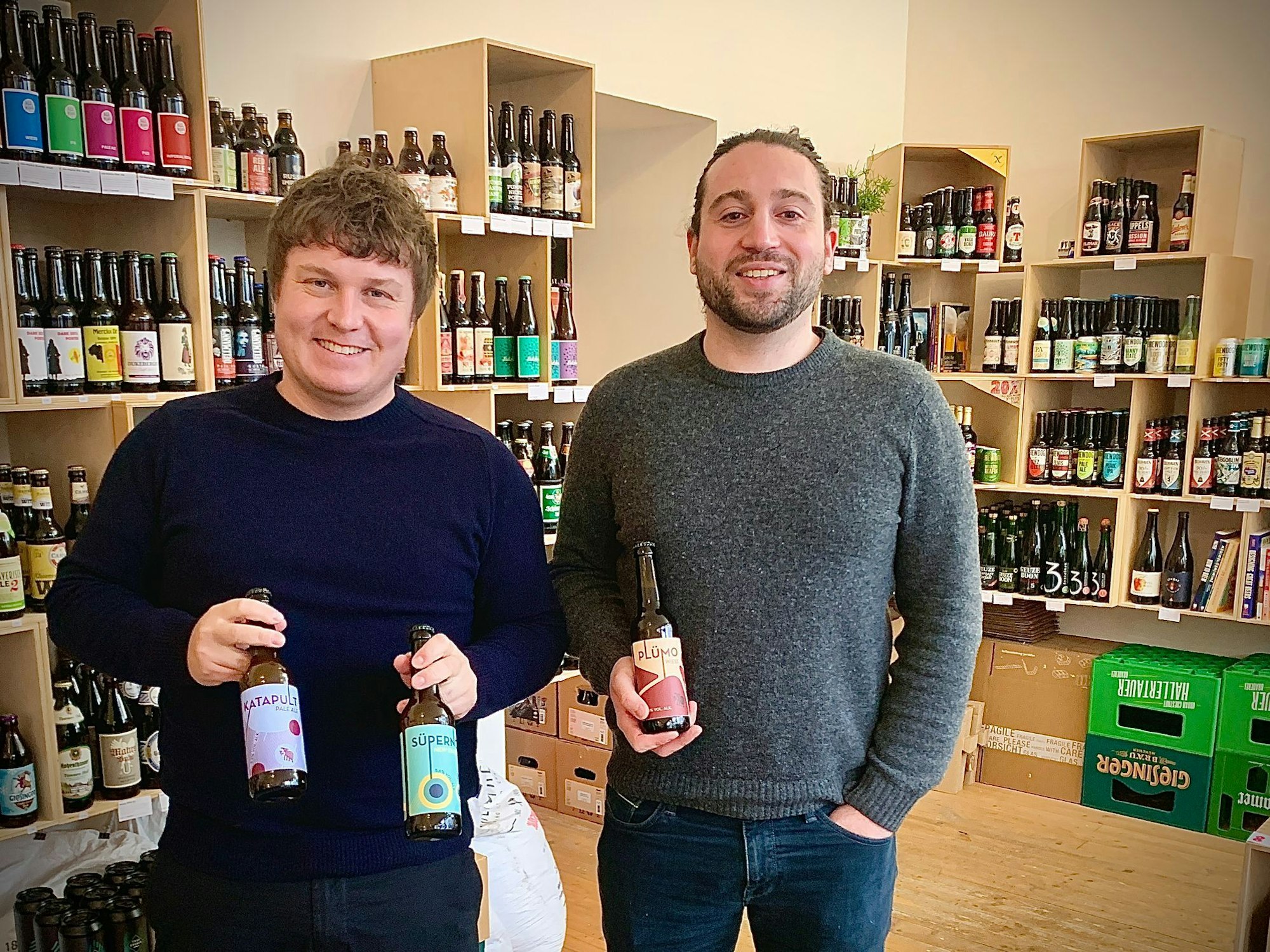 Die Kölner Cem Toker und Kevin Kader mit ihren eigenen Biersorten.