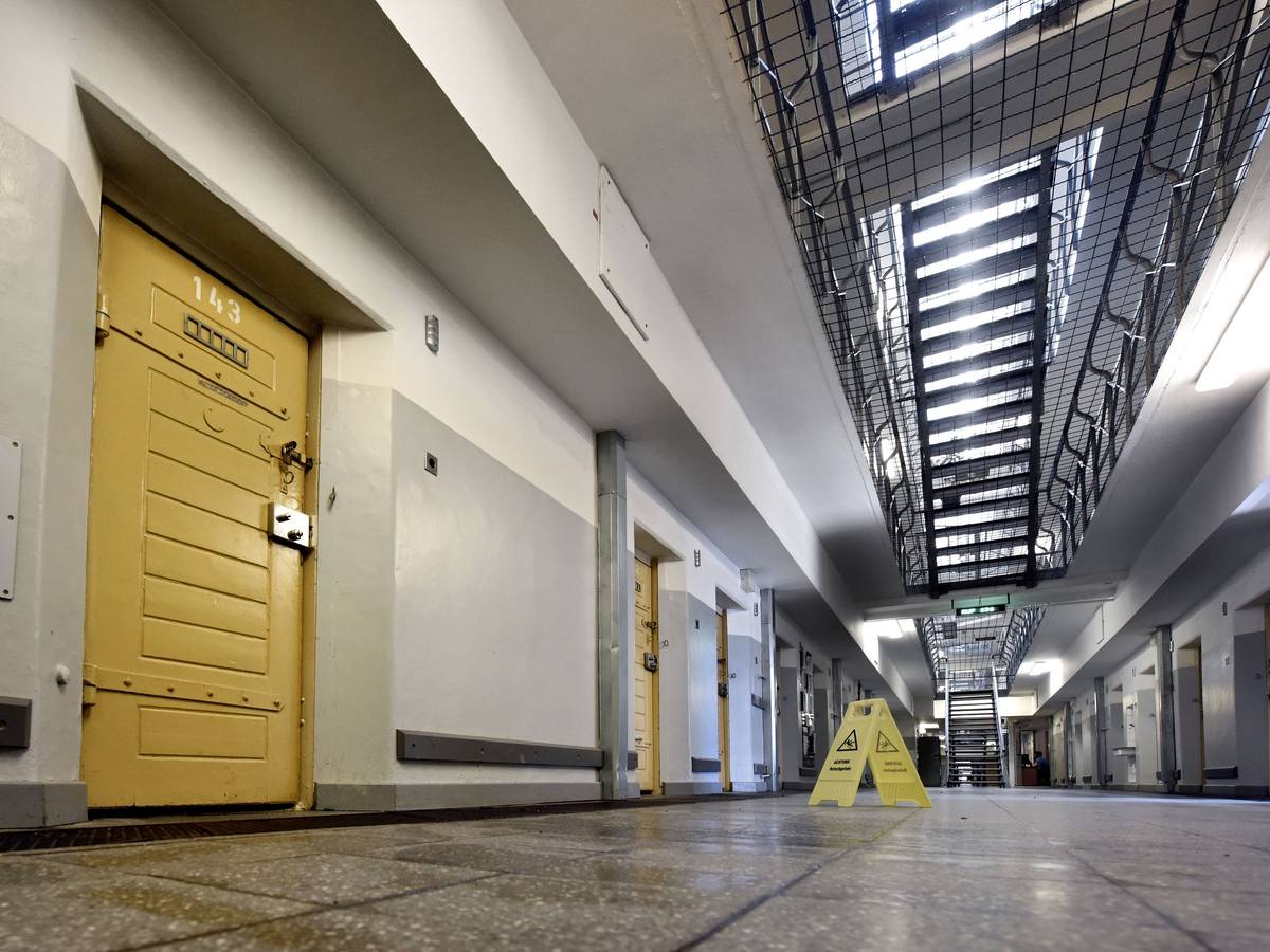 Die Tür zur Zelle 143 in der Klever Justizvollzugsanstalt in NRW. Foto vom 18. September 2018.
