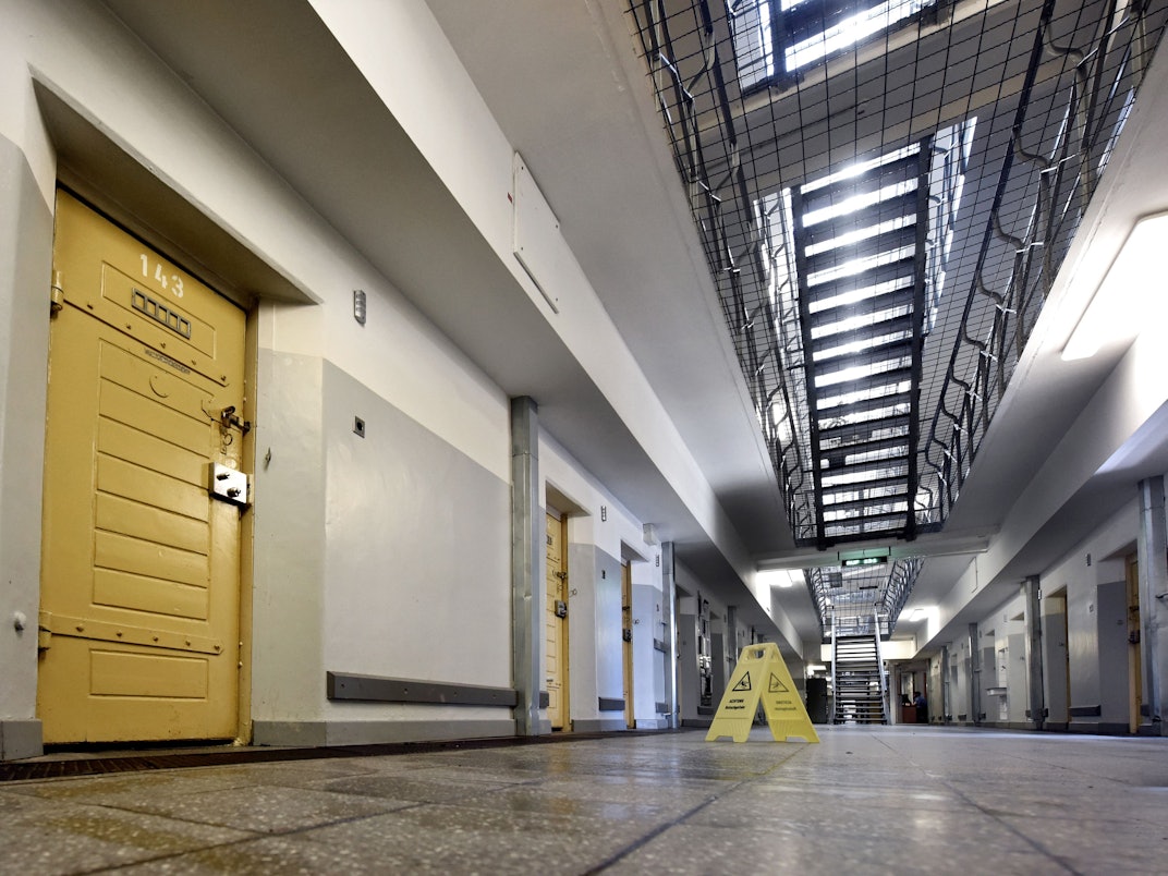 Die Tür zur Zelle 143 in der Klever Justizvollzugsanstalt in NRW. Foto vom 18. September 2018.