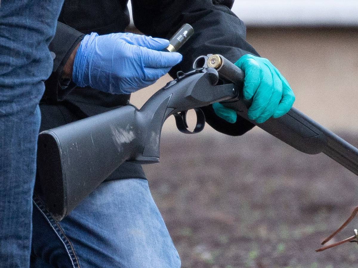 Polizeibeamte untersuchen eine Waffe am Gelände der Heidelberger Universität. Das Bild entstand am 25. Januar 2022.