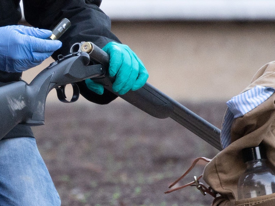 Polizeibeamte untersuchen eine Waffe am Gelände der Heidelberger Universität. Das Bild entstand am 25. Januar 2022.