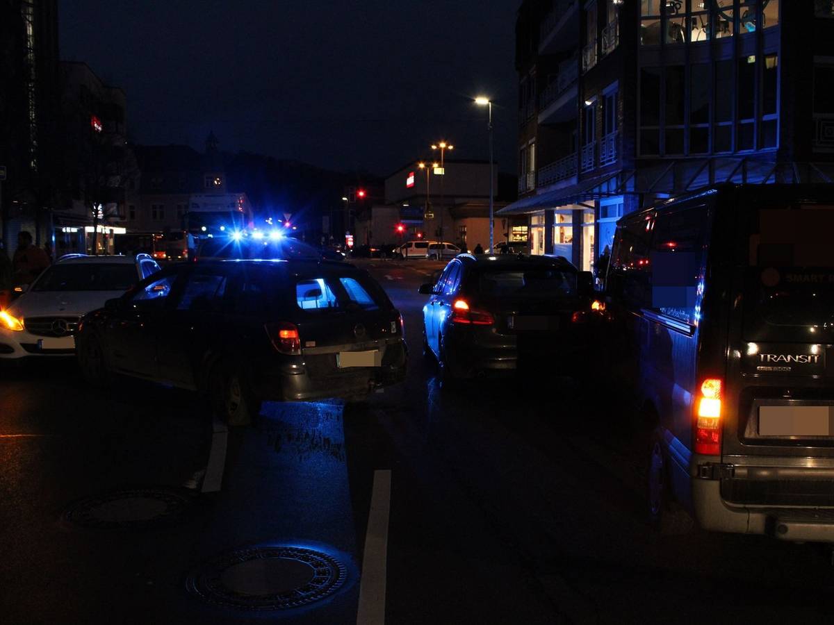 Die verunglückten Autos am frühen Morgen in Eitorf.