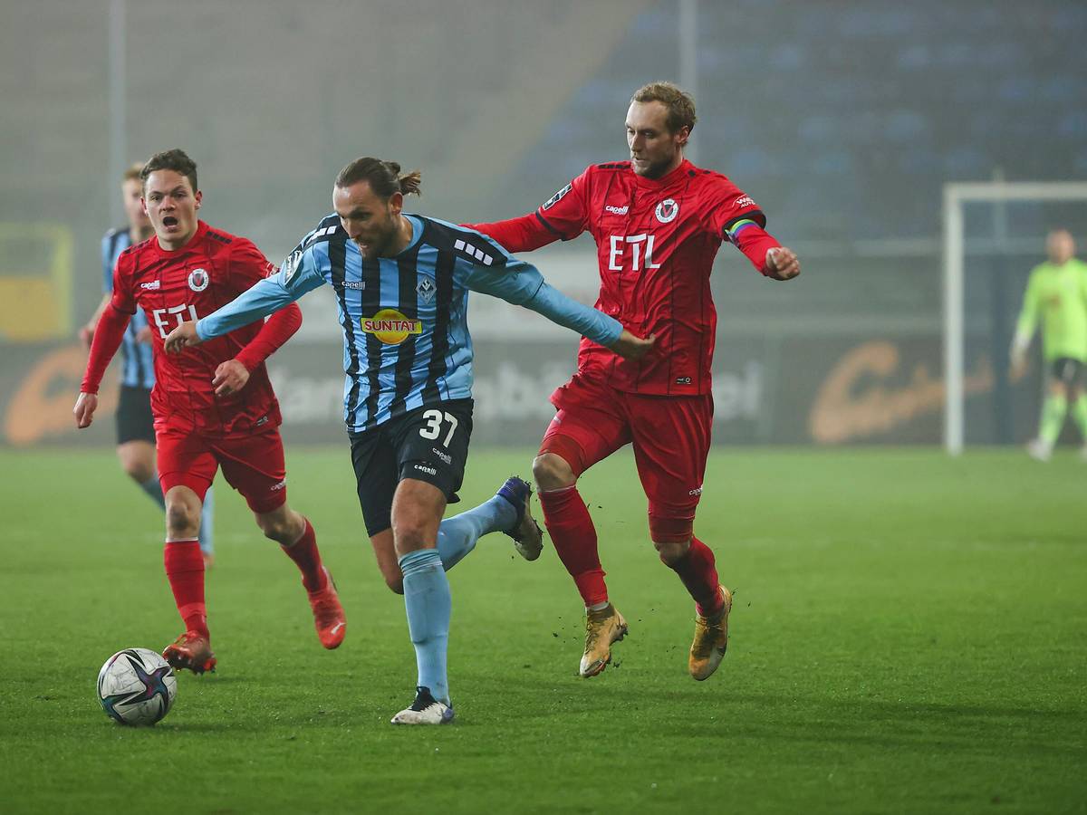 Marcel Risse (r.) und Marco Höger (M.) im Drittliga-Spiel zwischen Waldhof Mannheim und Viktoria Köln im Zweikampf.