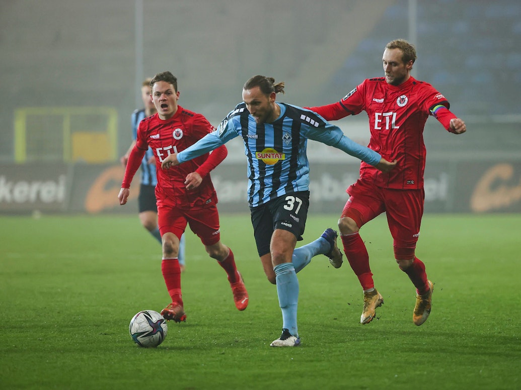 Marcel Risse (r.) und Marco Höger (M.) im Drittliga-Spiel zwischen Waldhof Mannheim und Viktoria Köln im Zweikampf.