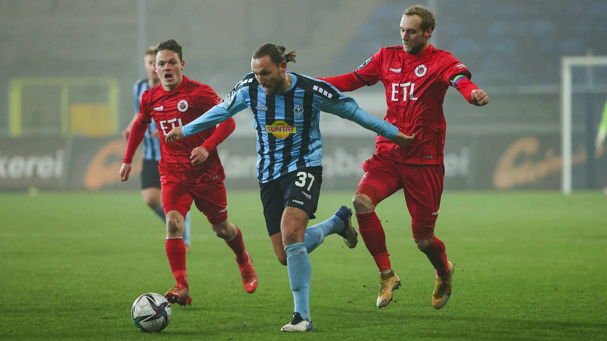 Marcel Risse (r.) und Marco Höger (M.) im Drittliga-Spiel zwischen Waldhof Mannheim und Viktoria Köln im Zweikampf.