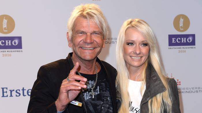 Matthias Reim und Christin Stark posieren.