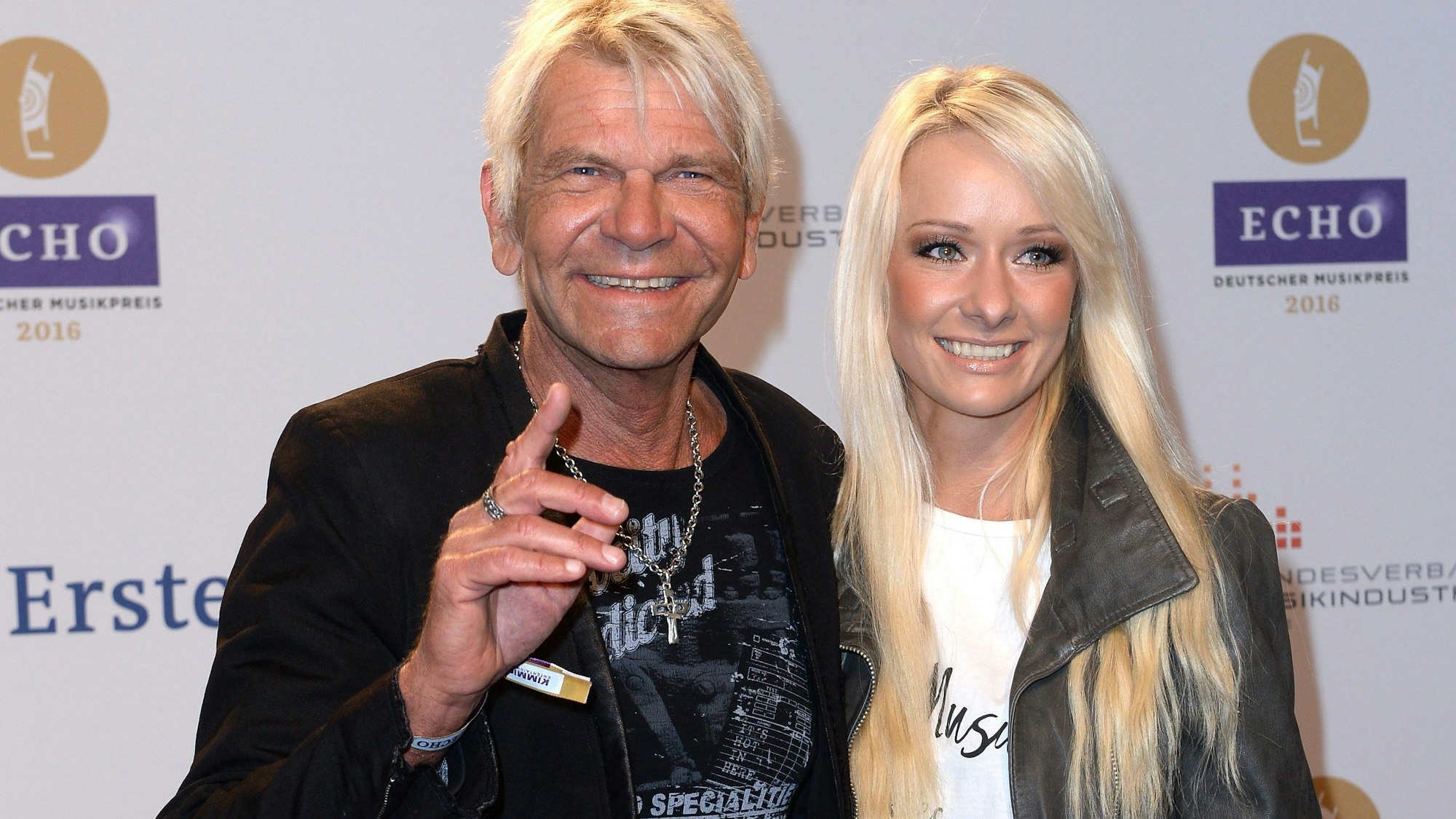 Der Sänger Matthias Reim und seine Freundin Christin Stark kommen am 07.04.2016 in Berlin zur 25. Verleihung des Deutschen Musikpreises Echo.