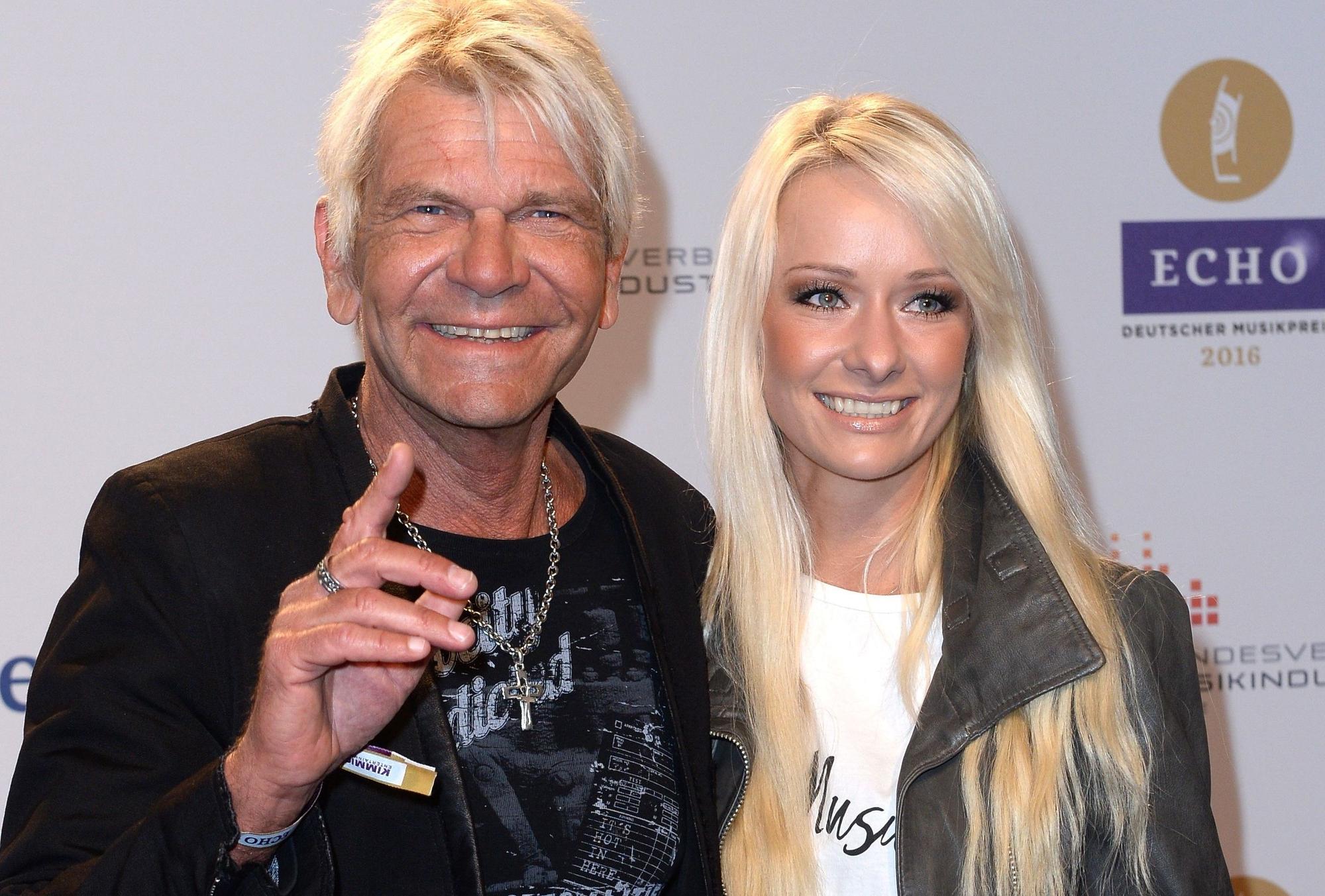 Matthias Reim und Christin Stark posieren.
