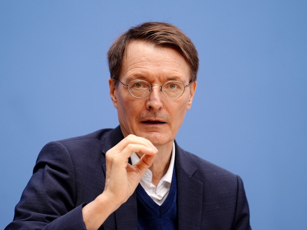 Karl Lauterbach (SPD), Bundesminister für Gesundheit, äußert sich in der Bundespressekonferenz zur aktuellen Corona-Lage.