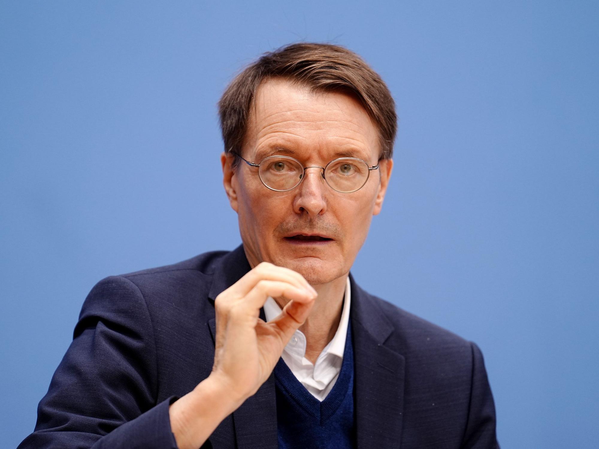 Karl Lauterbach (SPD), Bundesminister für Gesundheit, äußert sich in der Bundespressekonferenz zur aktuellen Corona-Lage.