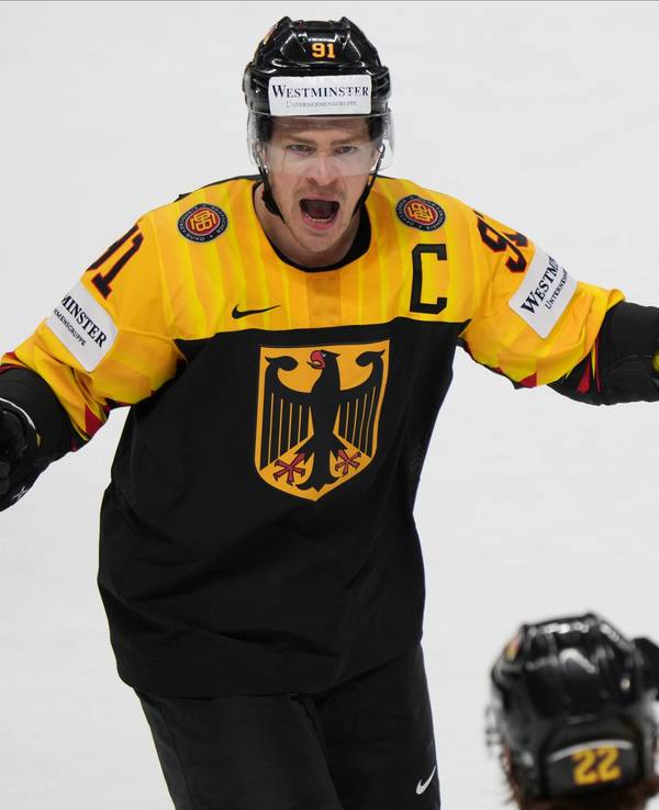 Moritz Müller jubelt bei Deutschlands Spiel der Eishockey-WM gegen Norwegen.