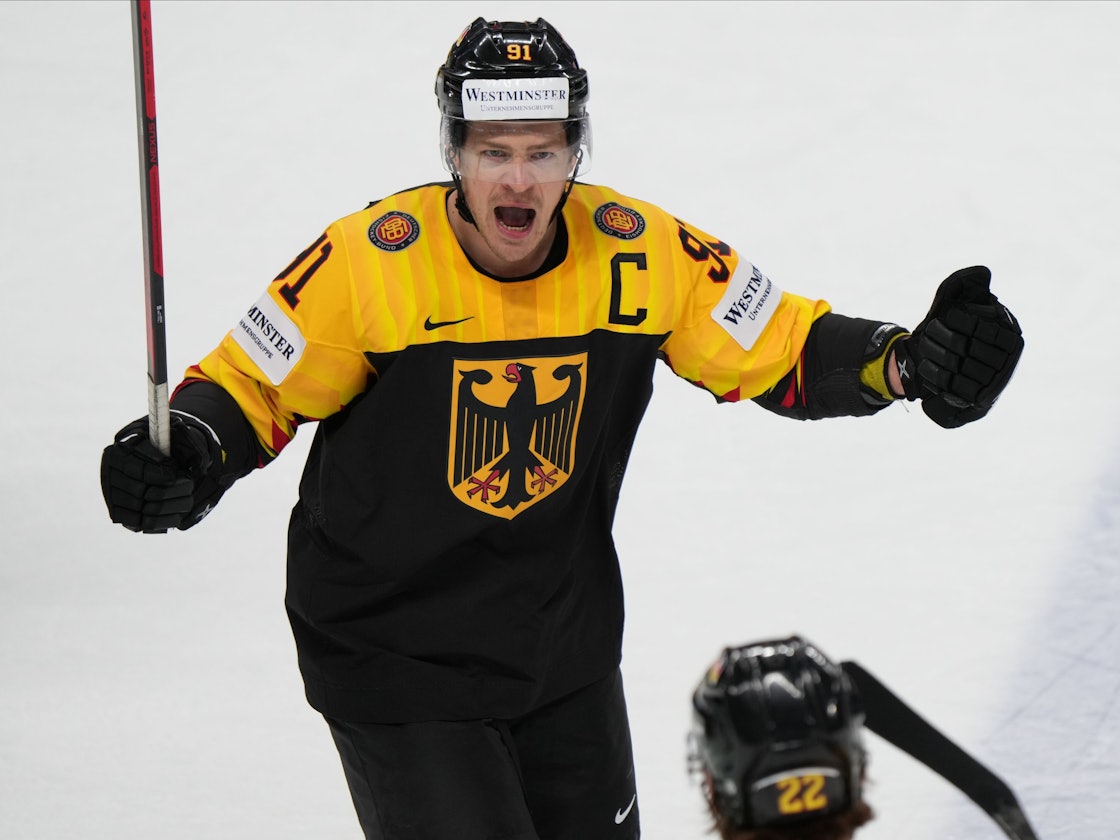 Moritz Müller jubelt bei Deutschlands Spiel der Eishockey-WM gegen Norwegen.