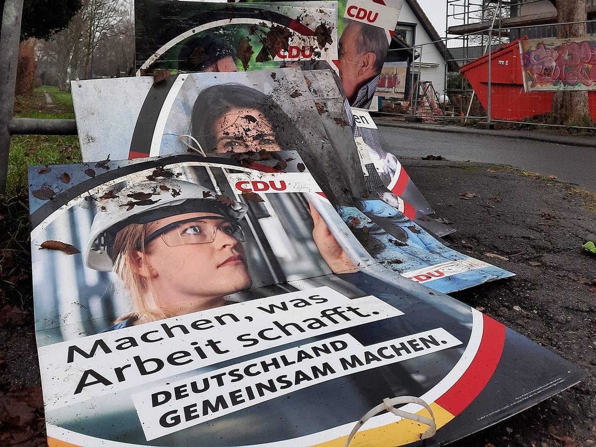 Wahlplakate der CDU liegen am Straßenrand in Köln