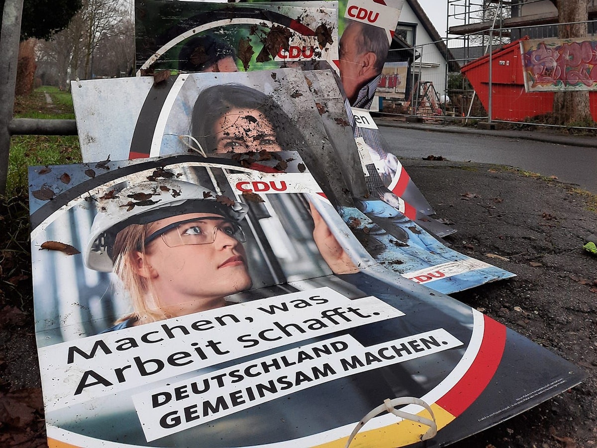 Wahlplakate der CDU liegen am Straßenrand in Köln