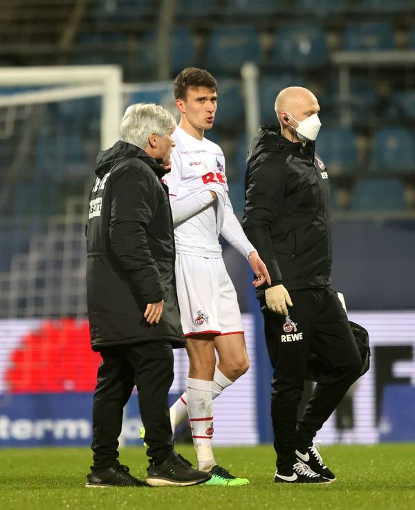 Dejan Ljubicic verlässt in Bochum angeschlagen den Platz.