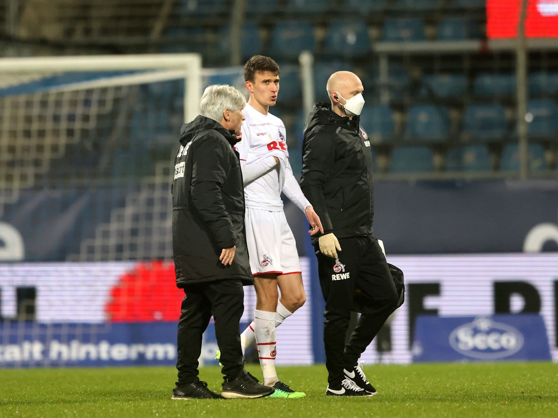 Dejan Ljubicic verlässt in Bochum angeschlagen den Platz.
