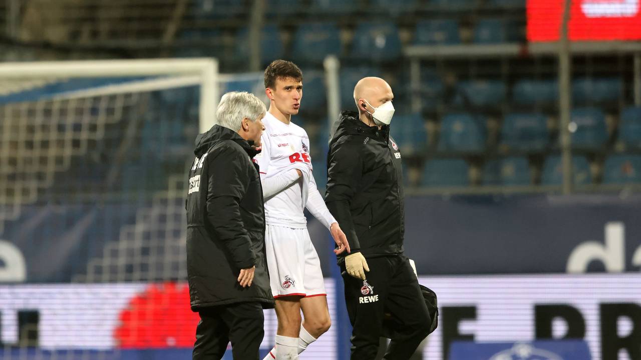 Dejan Ljubicic verlässt in Bochum angeschlagen den Platz.