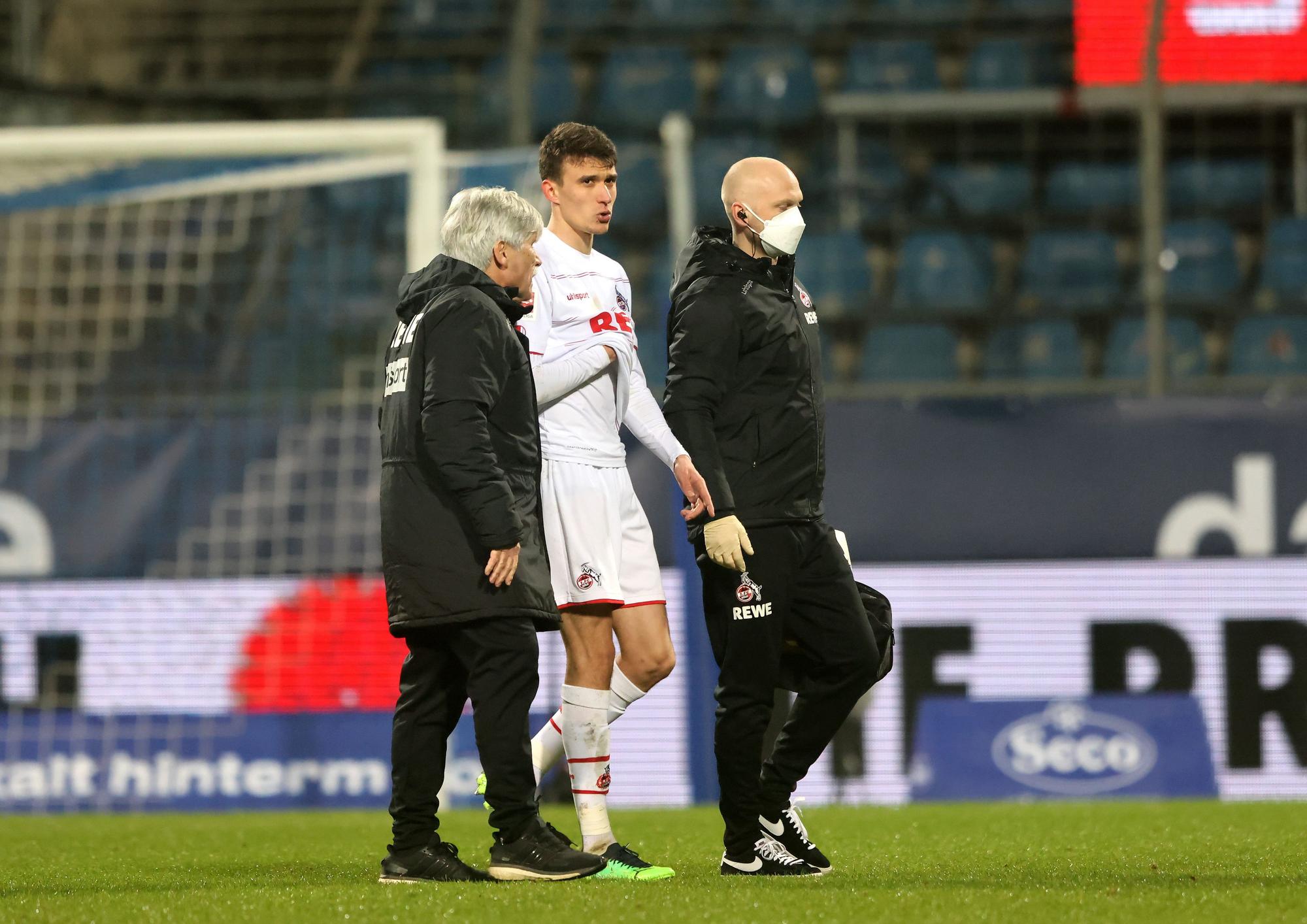 Dejan Ljubicic verlässt in Bochum angeschlagen den Platz.