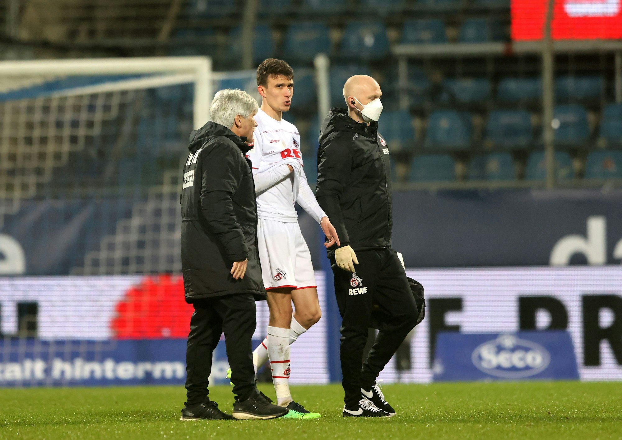 Dejan Ljubicic verlässt in Bochum angeschlagen den Platz.