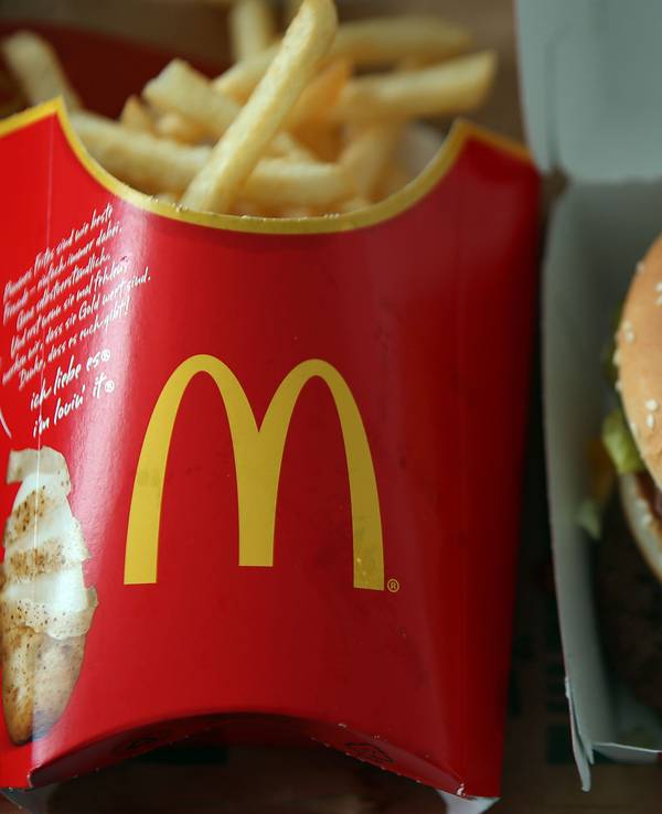 Ein Big Mac Menü von McDonald's liegt am 27.05.2015 in Köln (Nordrhein-Westfalen) auf dem Tisch.