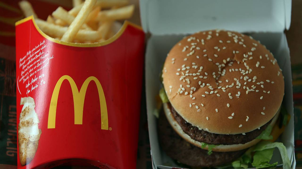 Ein Big Mac Menü von McDonald's liegt am 27.05.2015 in Köln (Nordrhein-Westfalen) auf dem Tisch.